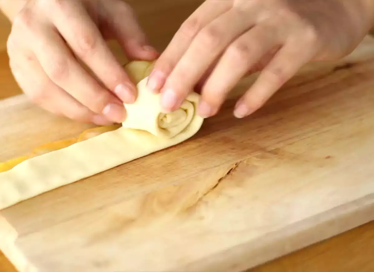 Steg 4: Vik och rulla för att forma rosen