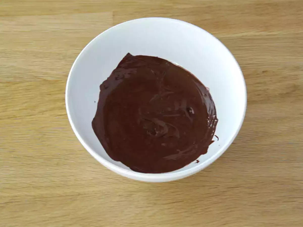 Steg 1: Hacka chokladen och smält den