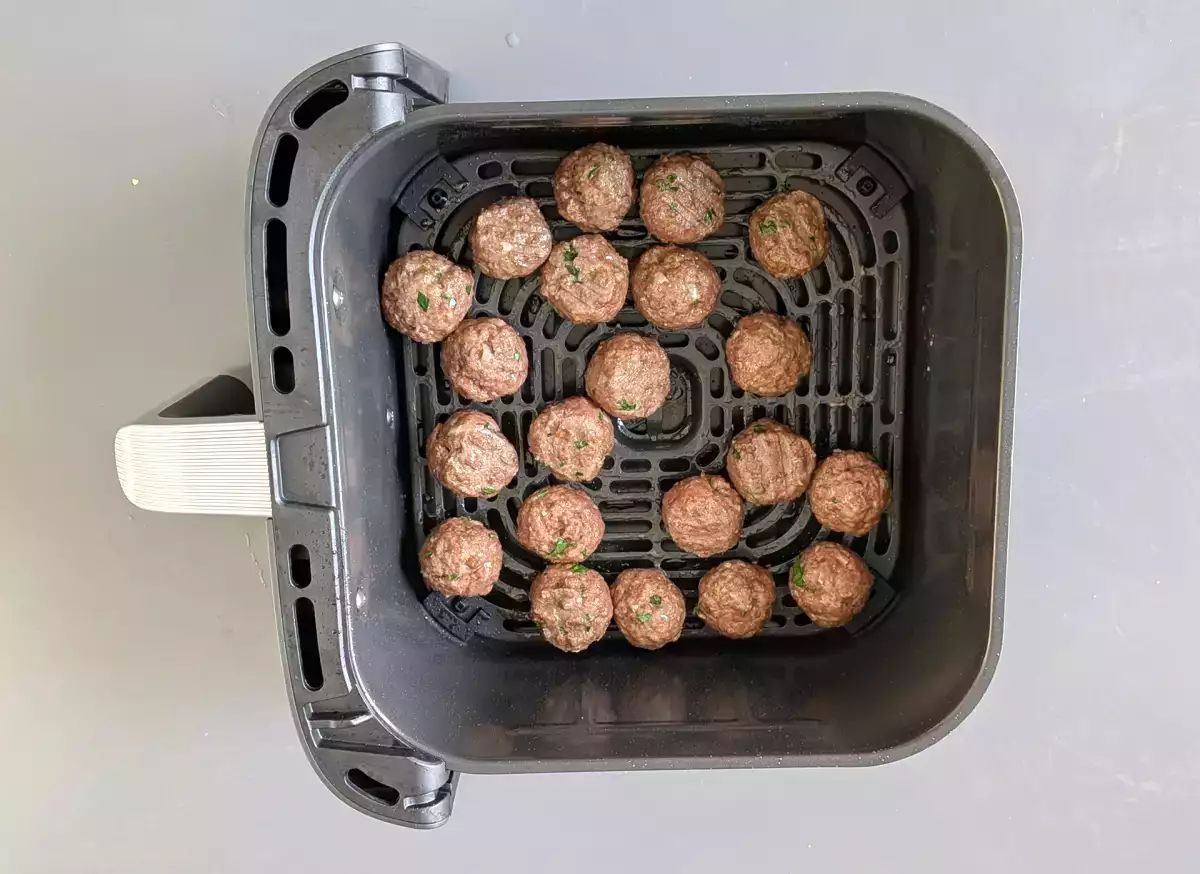 Förbereda köttbullar i en luftfryser