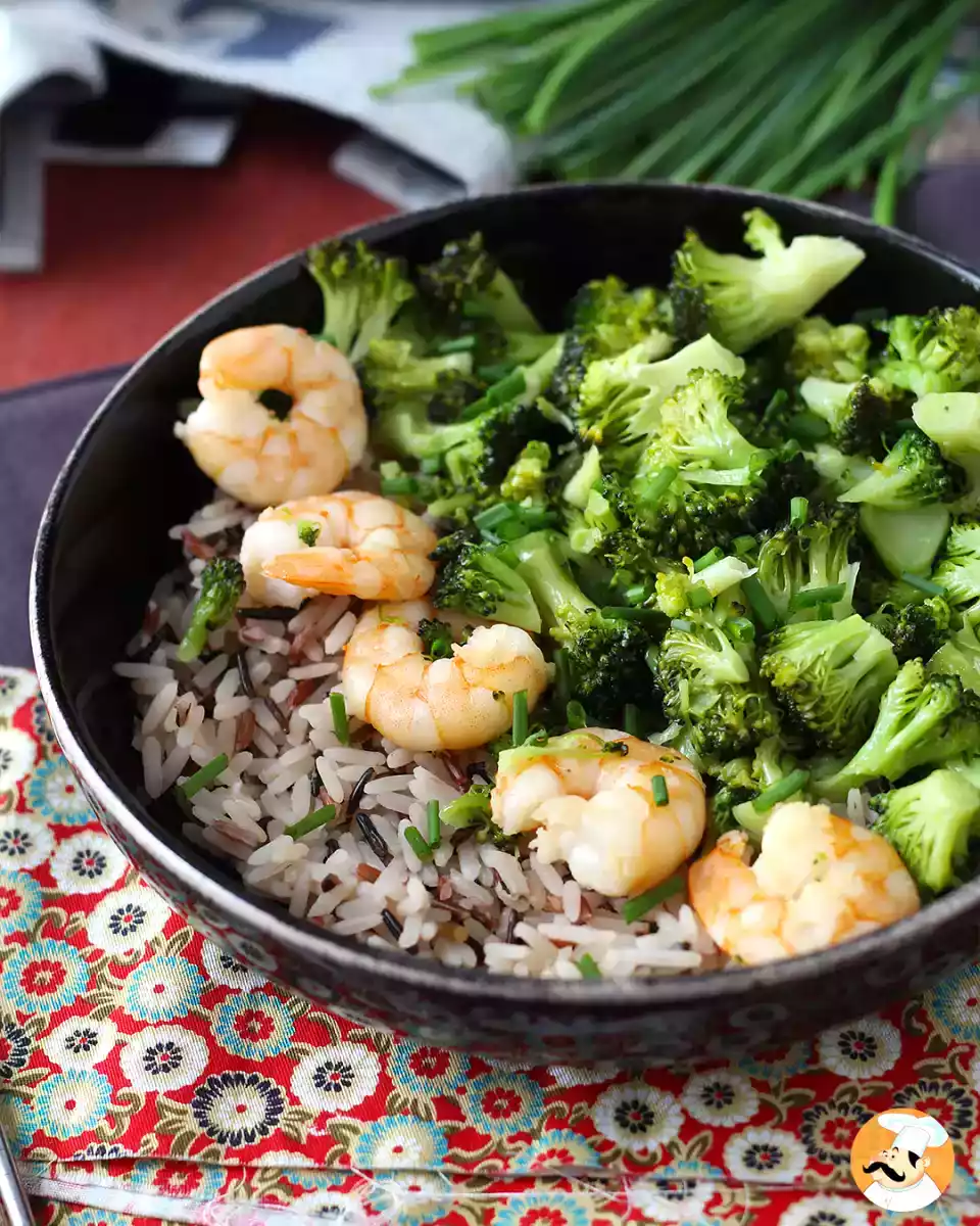 4. Råris med broccoli och räkor