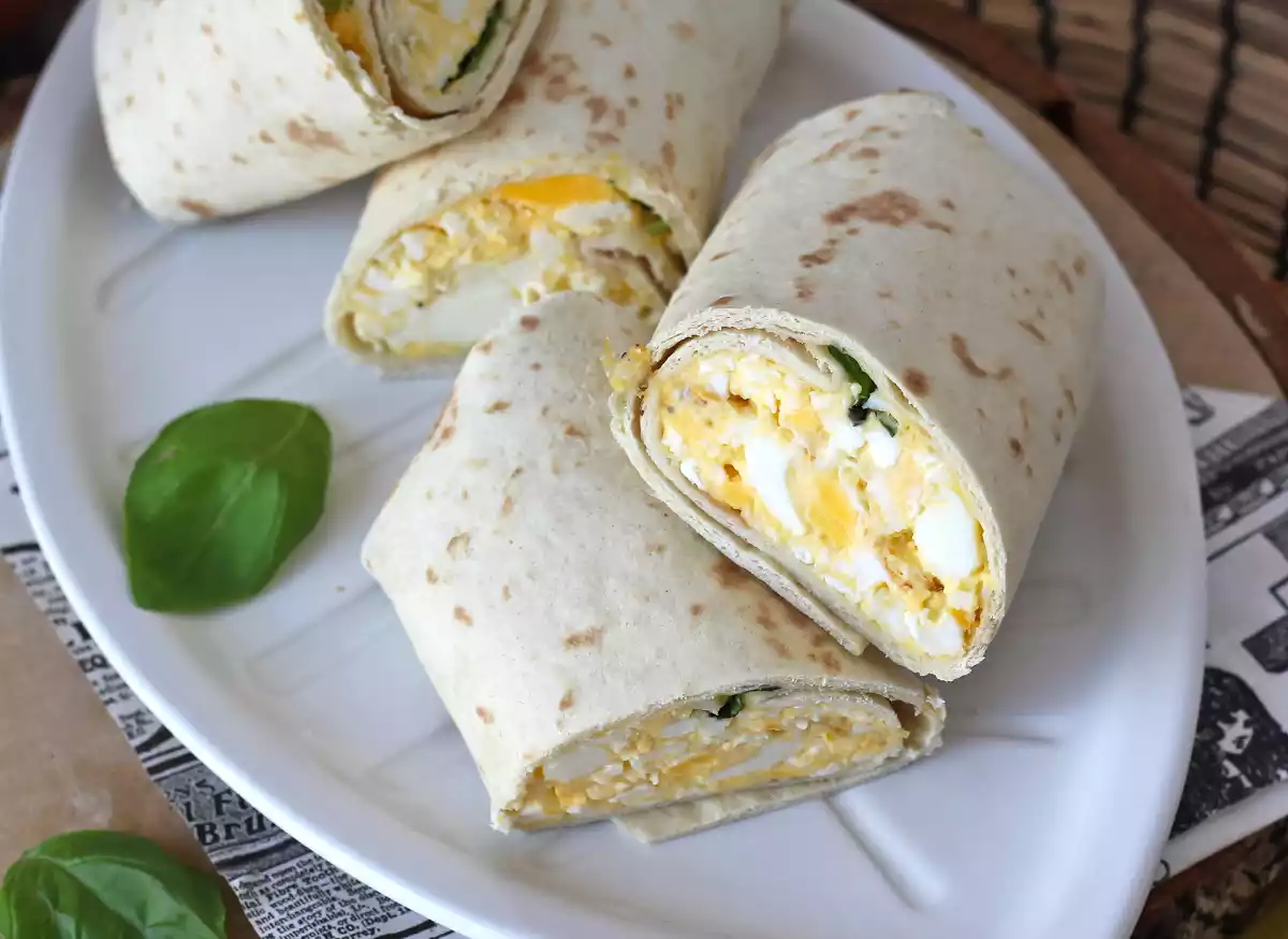 2. Wrap med mjukt ägg och fetaost