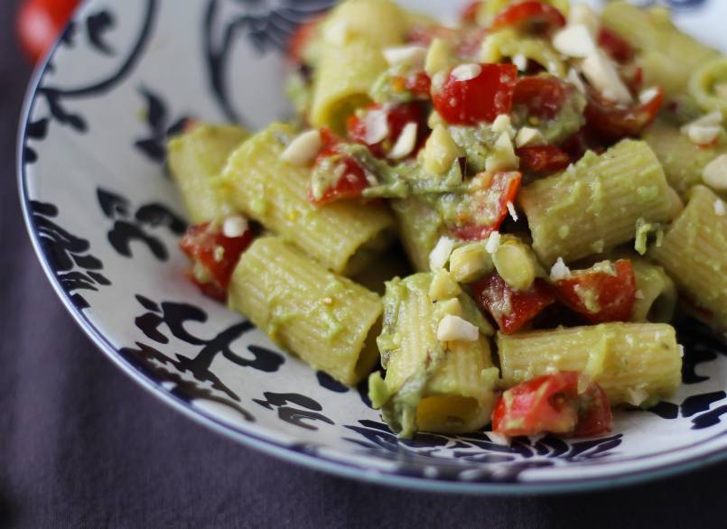 3. Pastasallad med avokadokräm, mandel och körsbärstomater