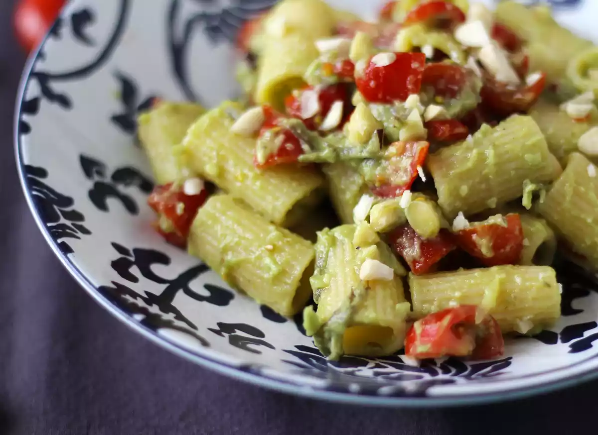 3. Pastasallad med avokadokräm, mandel och körsbärstomater