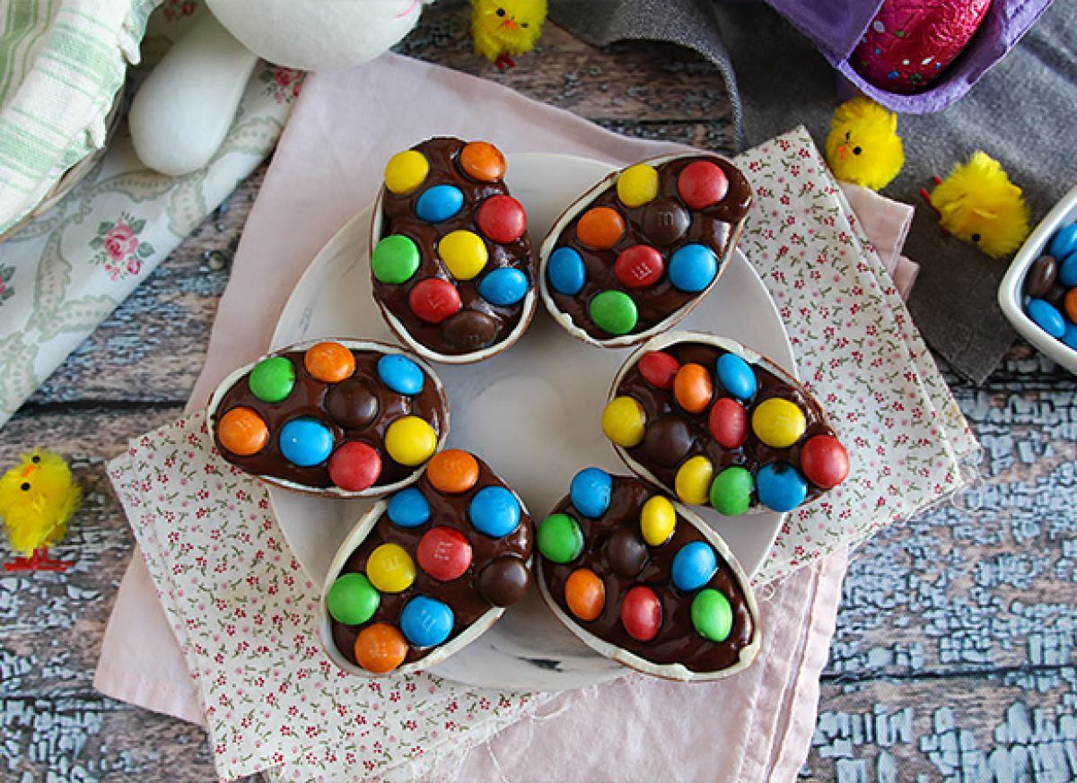 1. Påskägg fyllda med chokladkräm och m&m's