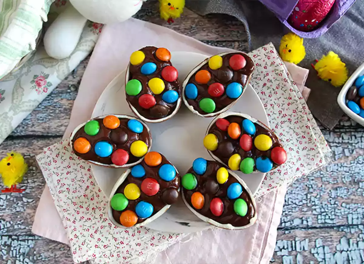 1. Påskägg fyllda med chokladkräm och m&m's