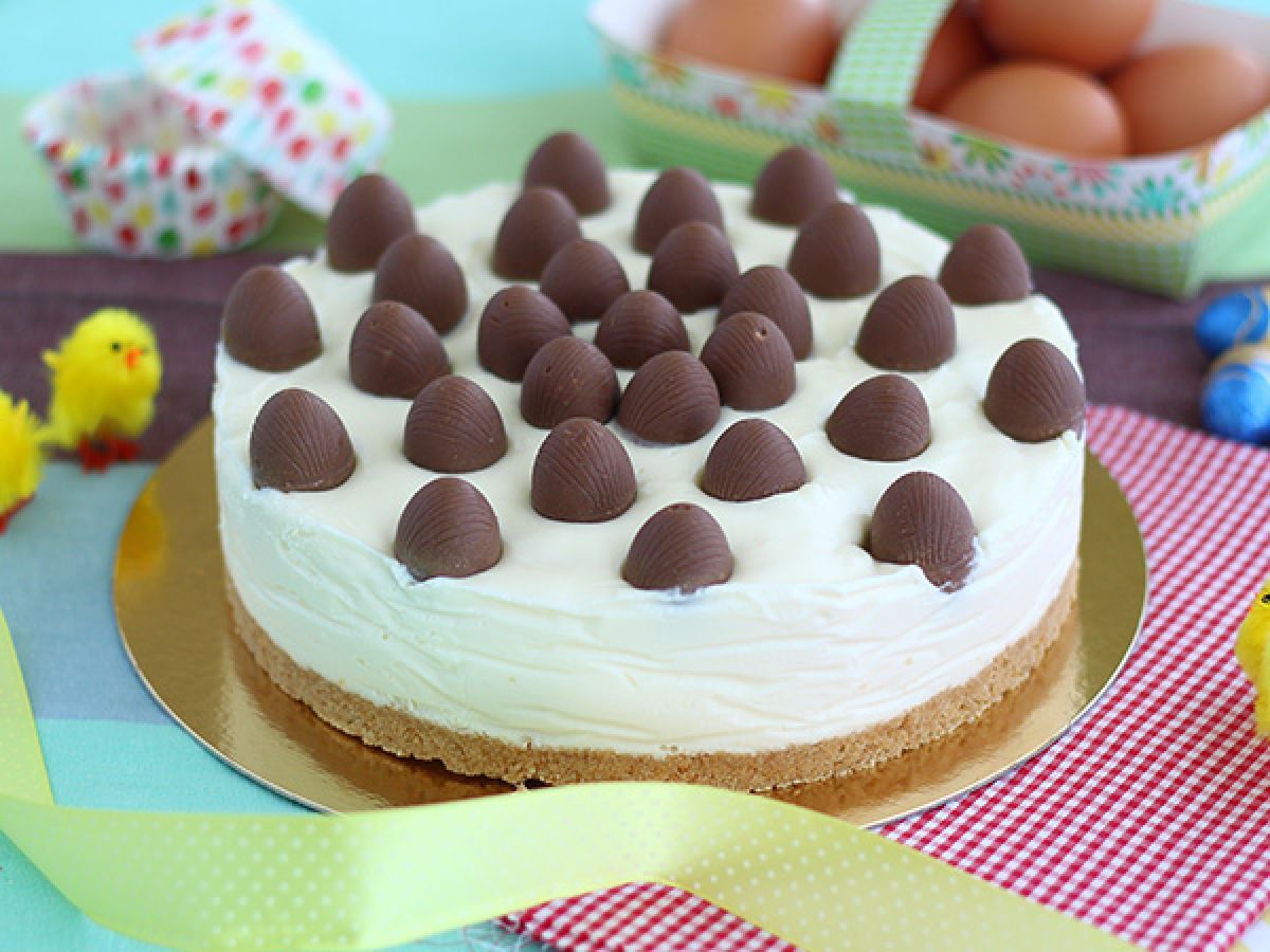 2. Cheesecake dekorerad med chokladägg