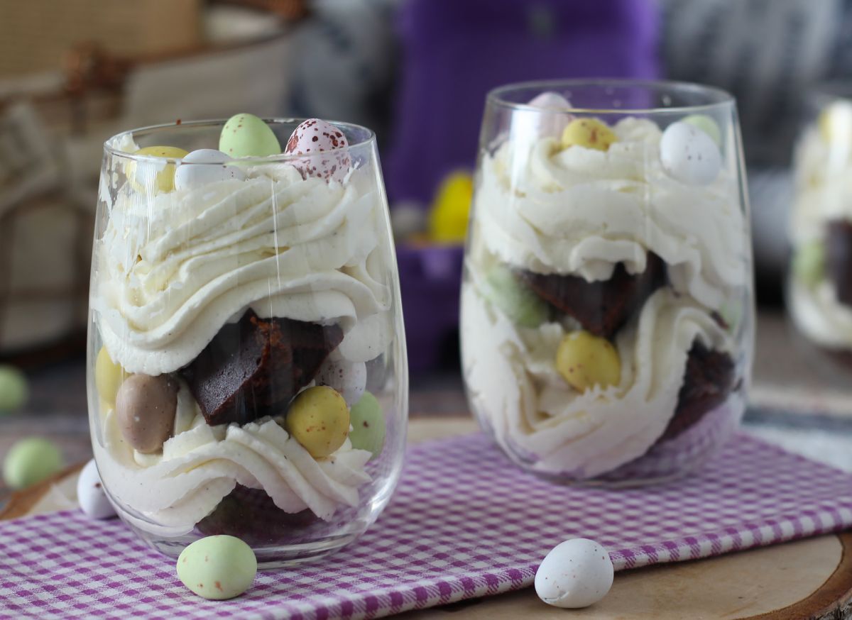 4. Brownie i en kopp toppad med mascarponekräm