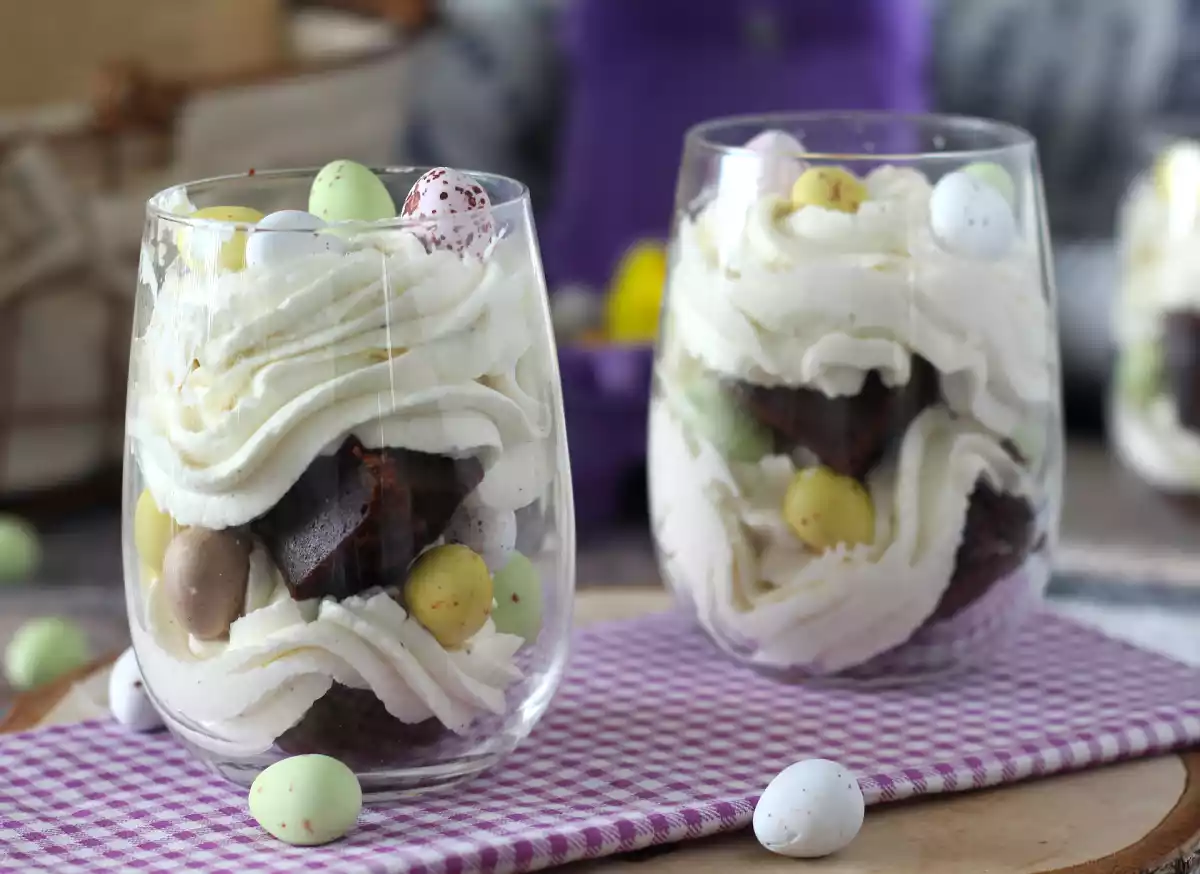 4. Brownie i en kopp toppad med mascarponekräm