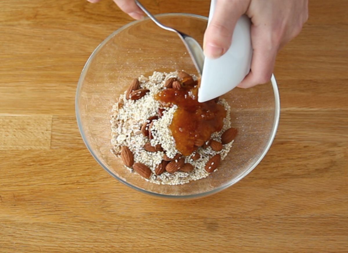 2. Blanda de våta ingredienserna