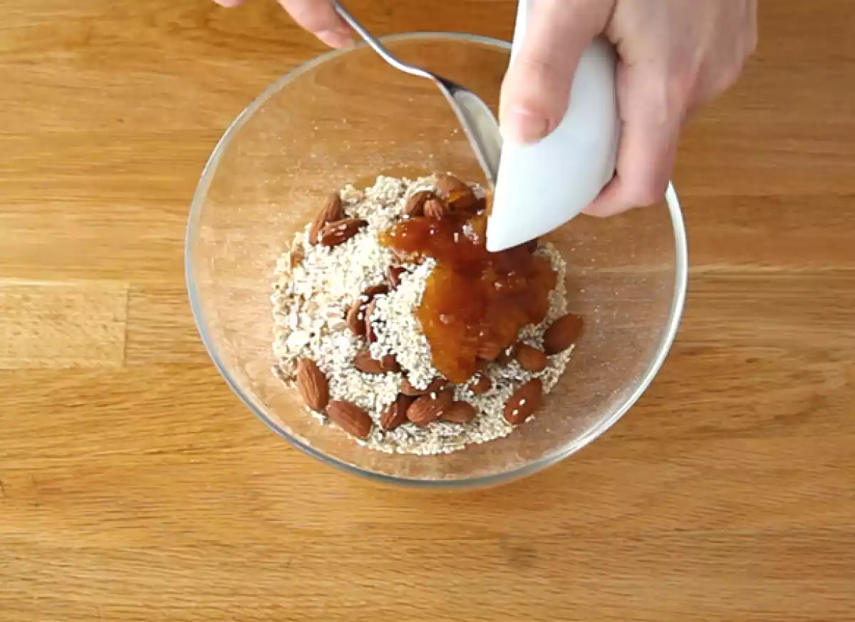 2. Blanda de våta ingredienserna