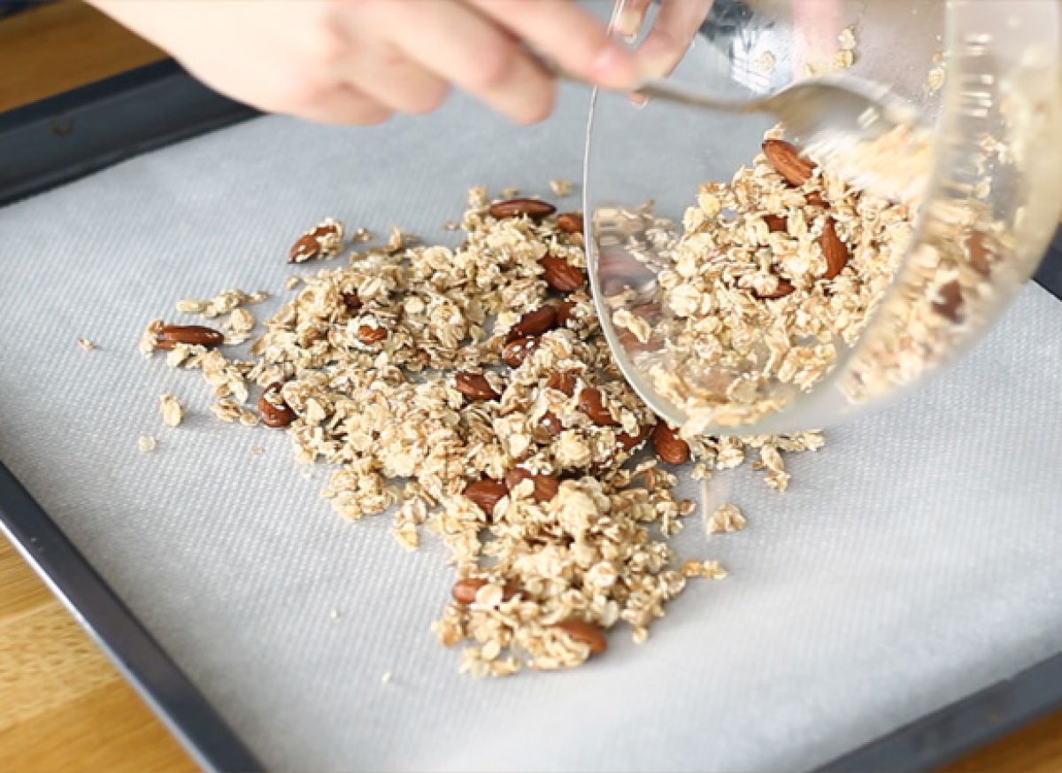 3. Bred ut blandningen på bakplåtspappret