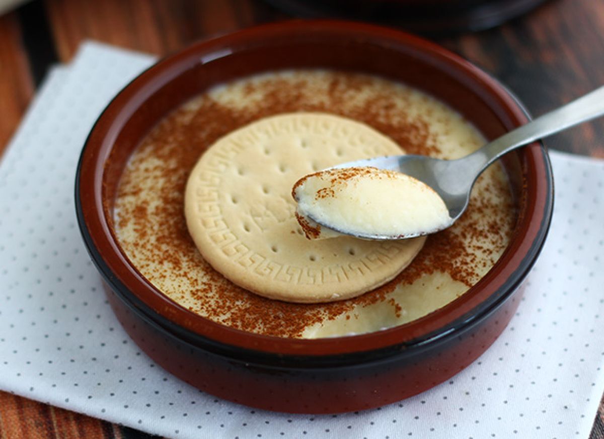 Traditionell hemlagad vaniljsås med kanel och citron: barndomens smak i en sked
