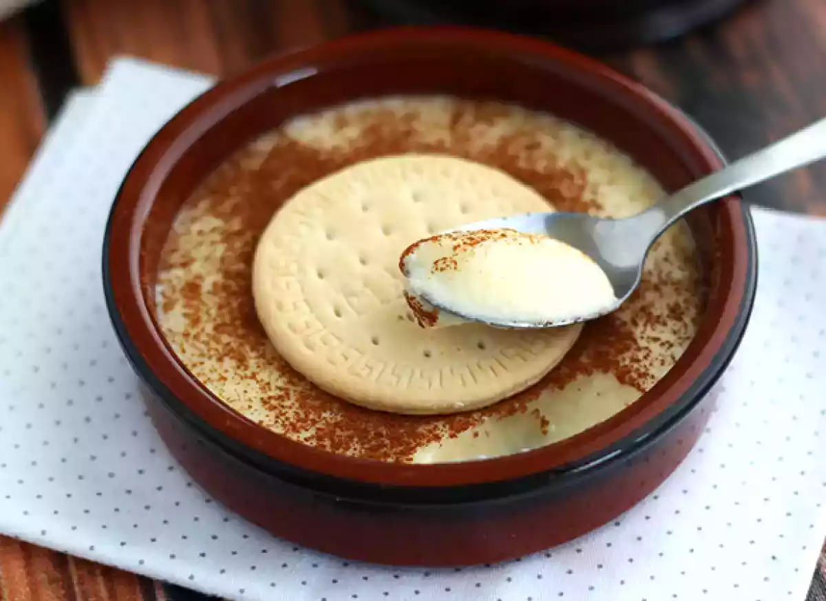 Traditionell hemlagad vaniljsås med kanel och citron: barndomens smak i en sked