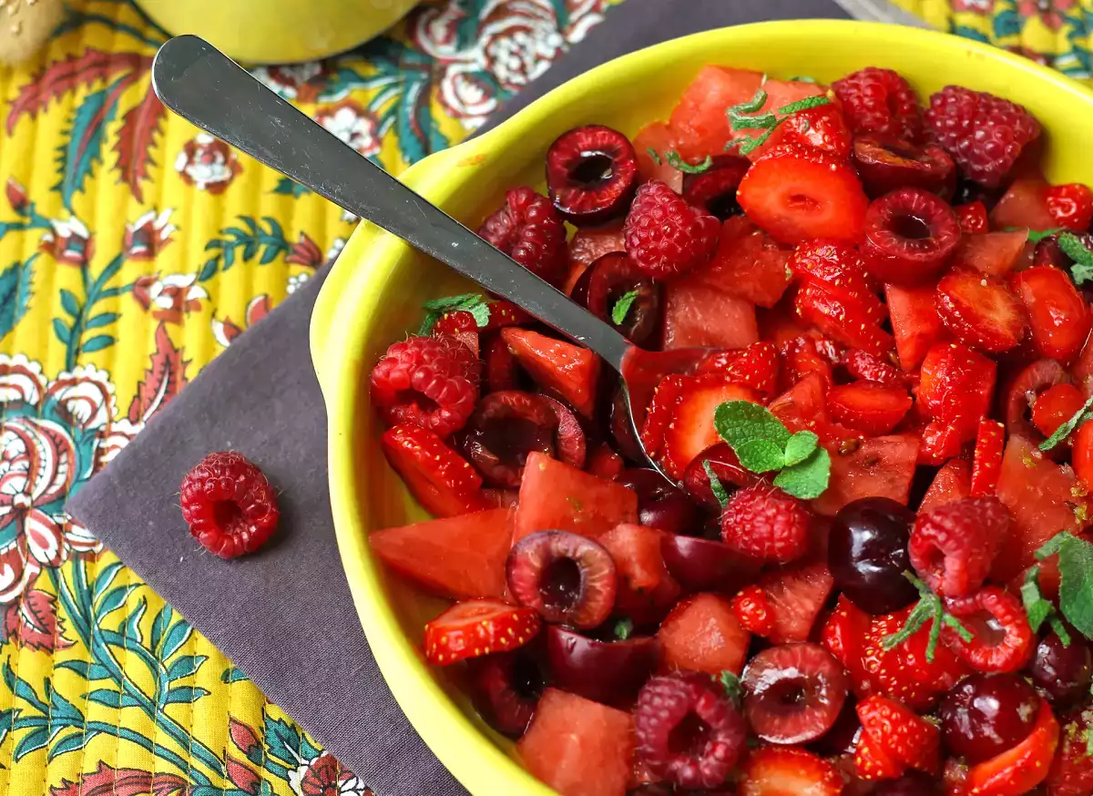 Vår röda frukt- och vattenmelonsallad