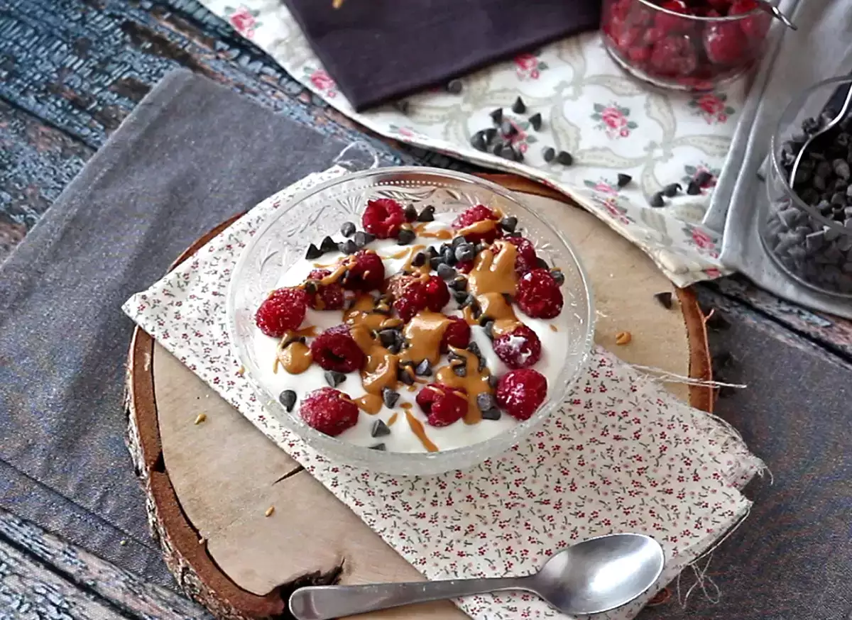 5. Skyr Bowl med röda frukter, jordnötssmör och choklad