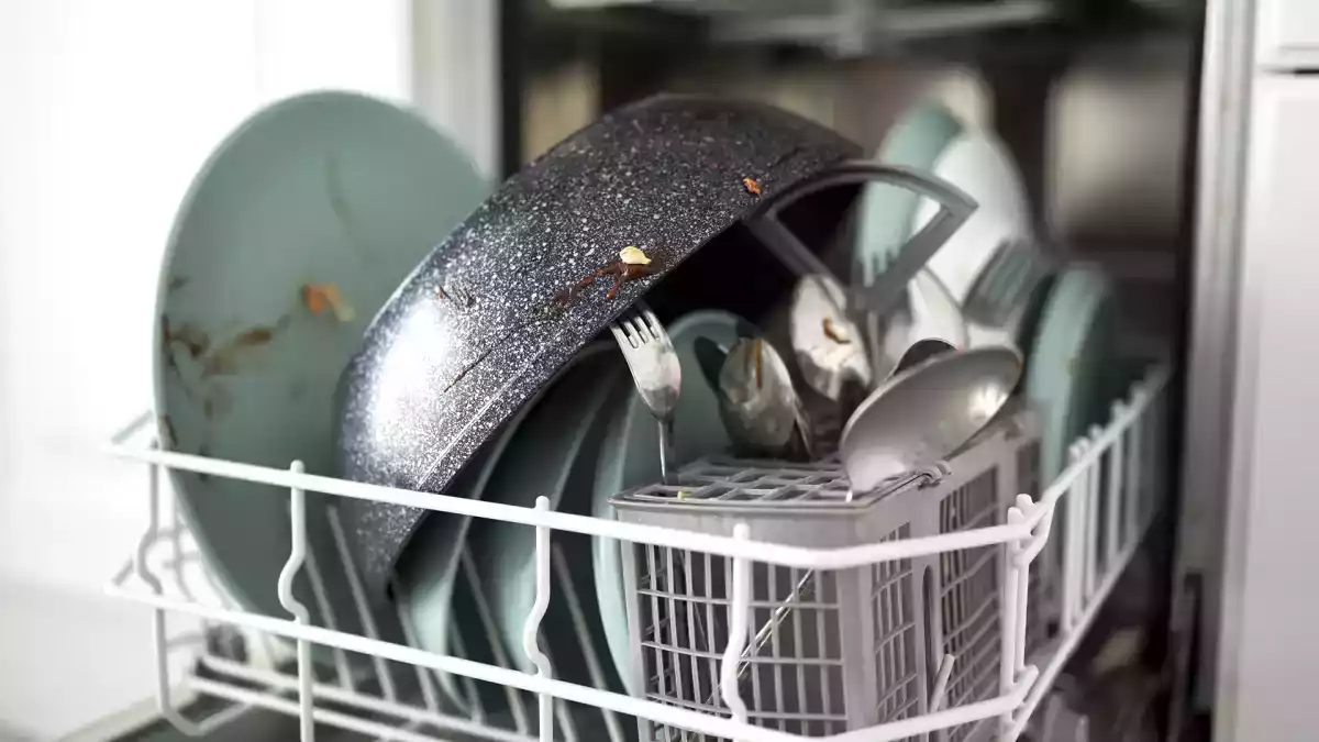 Lär dig 5 enkla knep för att hålla diskmaskinen ren och fettfri!