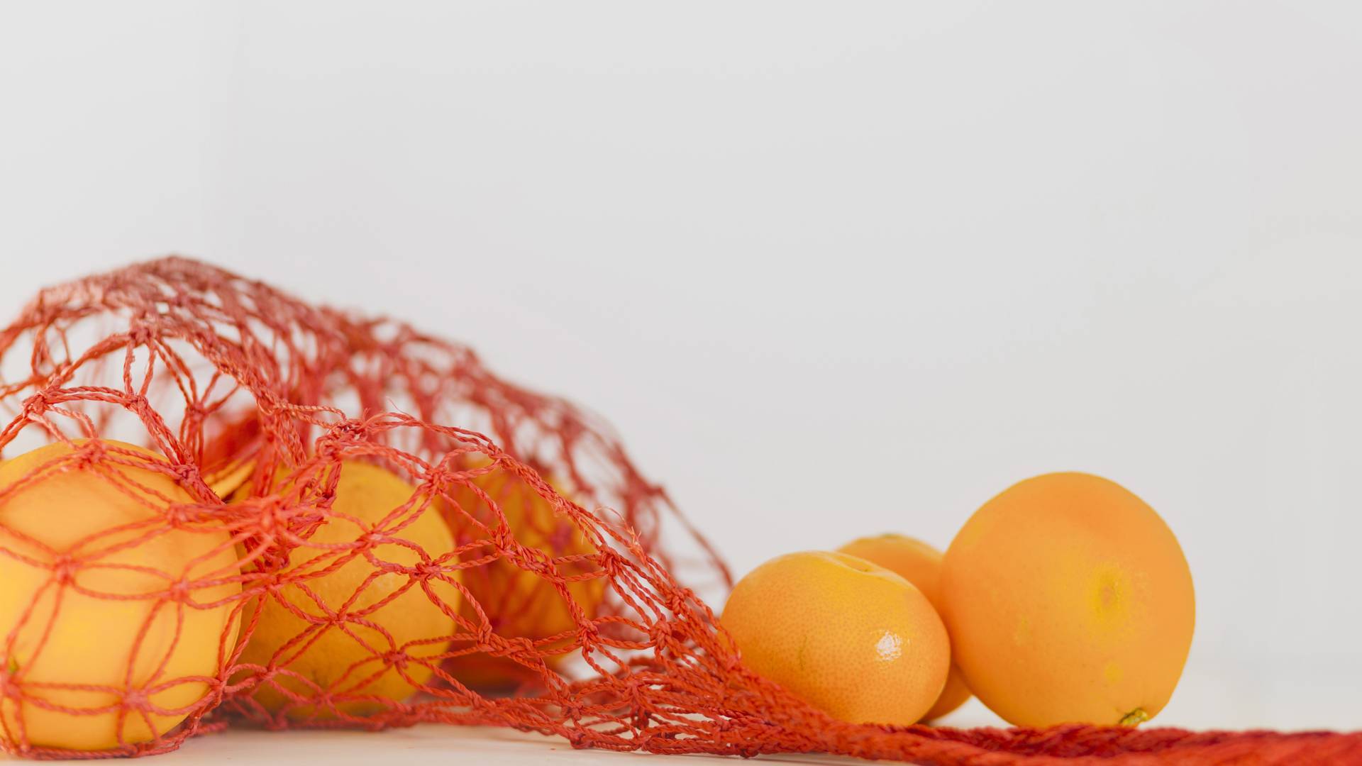 Hemligheten bakom färgade nät på frukt och grönsaker i snabbköp