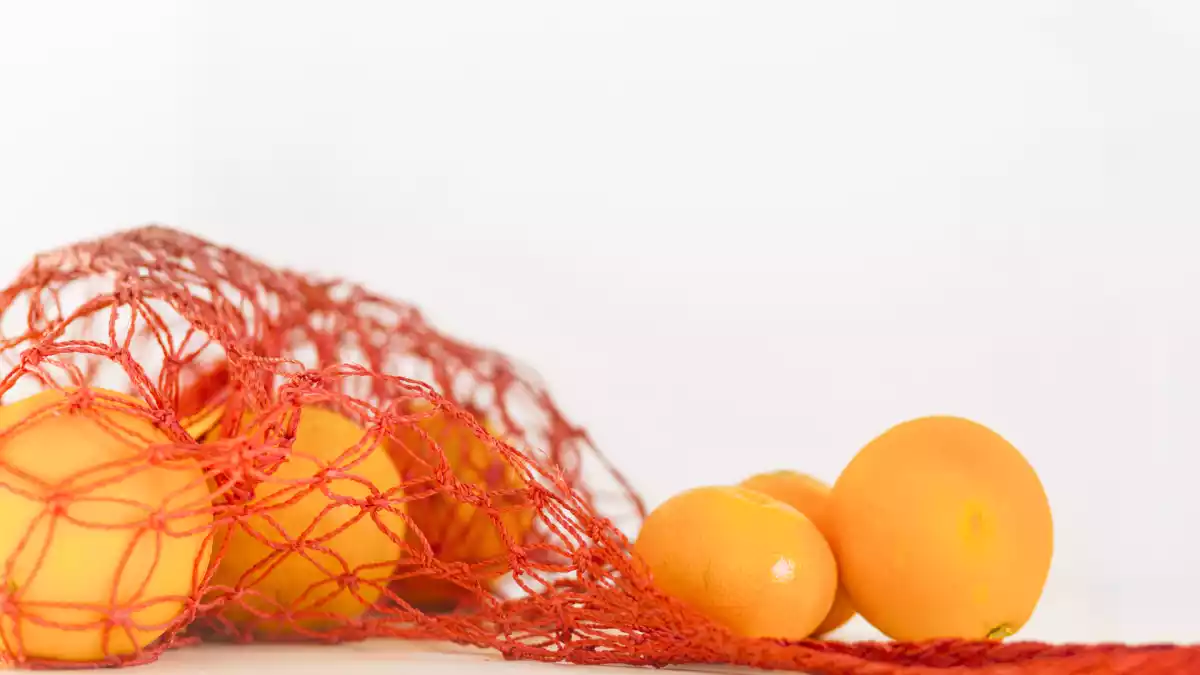 Hemligheten bakom färgade nät på frukt och grönsaker i snabbköp