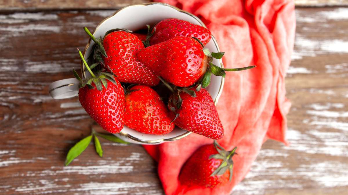 Hur man använder mycket mogna jordgubbar i enkla hemlagade desserter