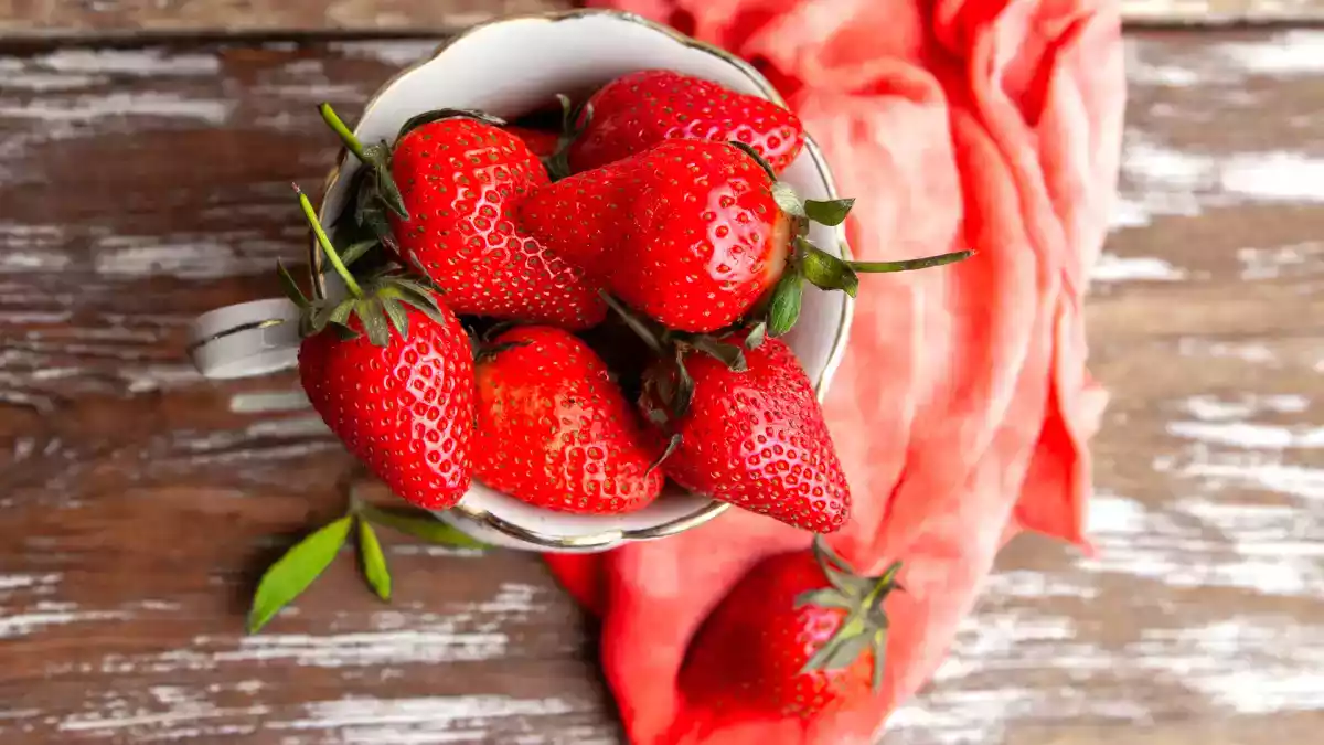 Hur man använder mycket mogna jordgubbar i enkla hemlagade desserter