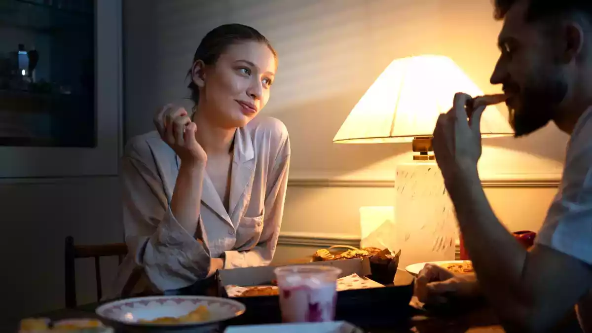 Blir man verkligen fet av att äta sent på kvällen?