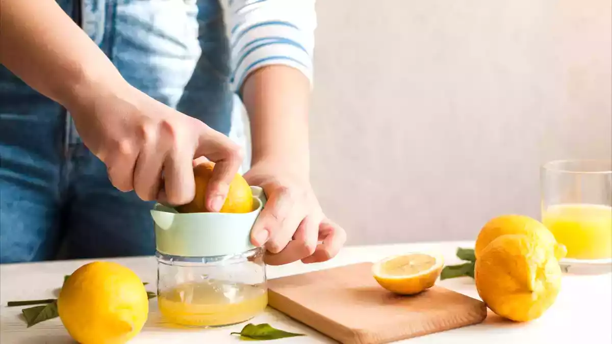 Hur man extraherar mer juice från citron: Snabba och enkla tips