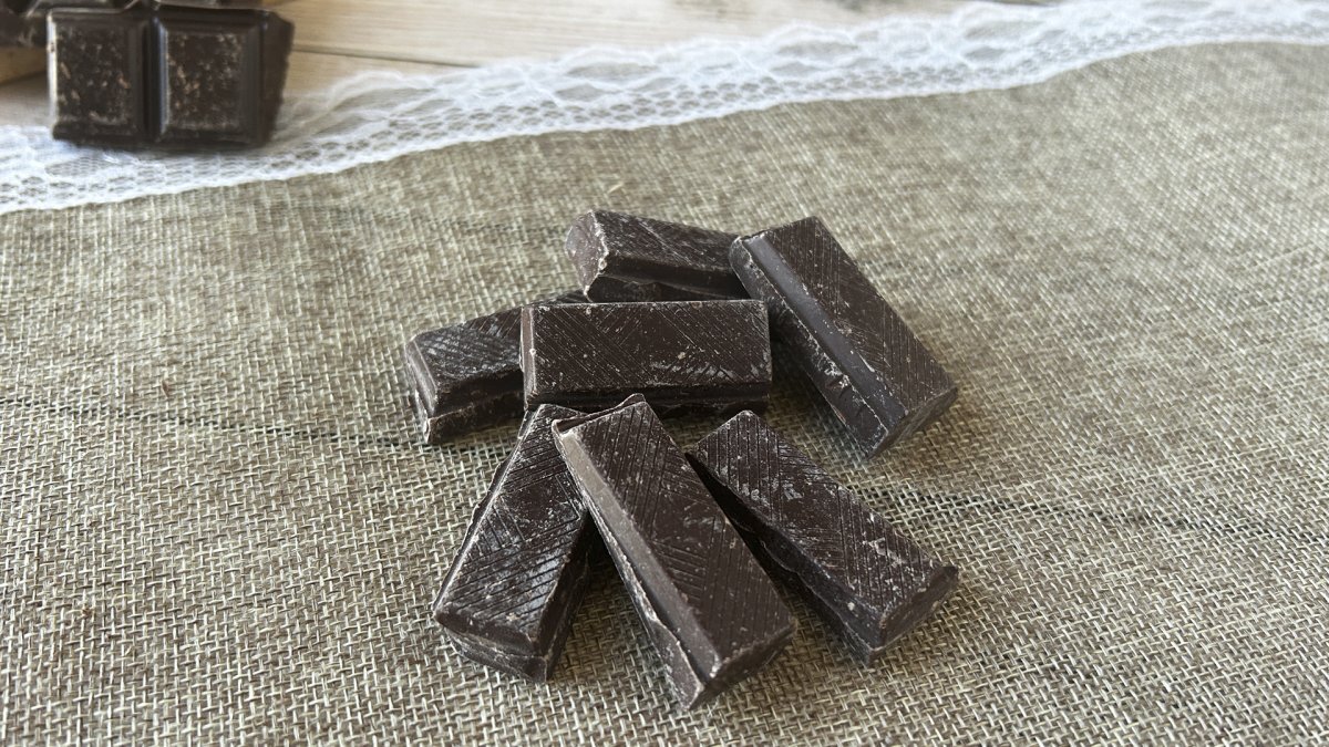 Varför blir choklad vit i kylskåpet?
