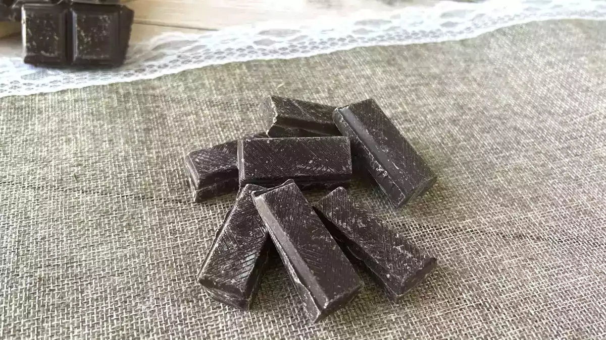 Varför blir choklad vit i kylskåpet?