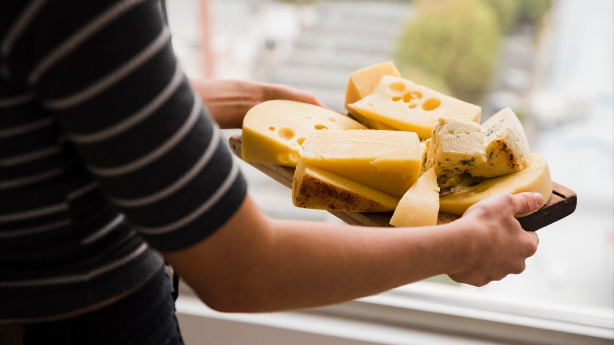 Kan du frysa ost? Ta reda på vilka som är idealiska och vilka som inte är det