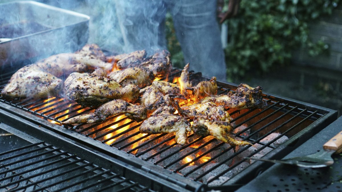 Tricket med salt på glöden som används av experter på grillning
