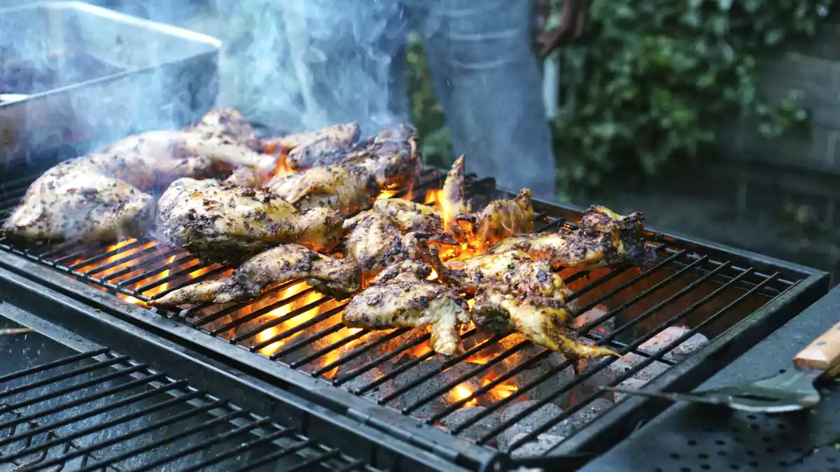 Tricket med salt på glöden som används av experter på grillning