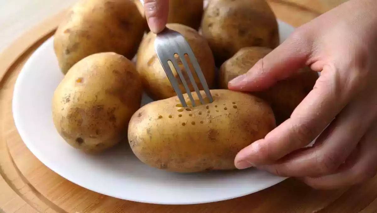 Ska man verkligen sticka potatis innan man kokar den? Vi undersökte!