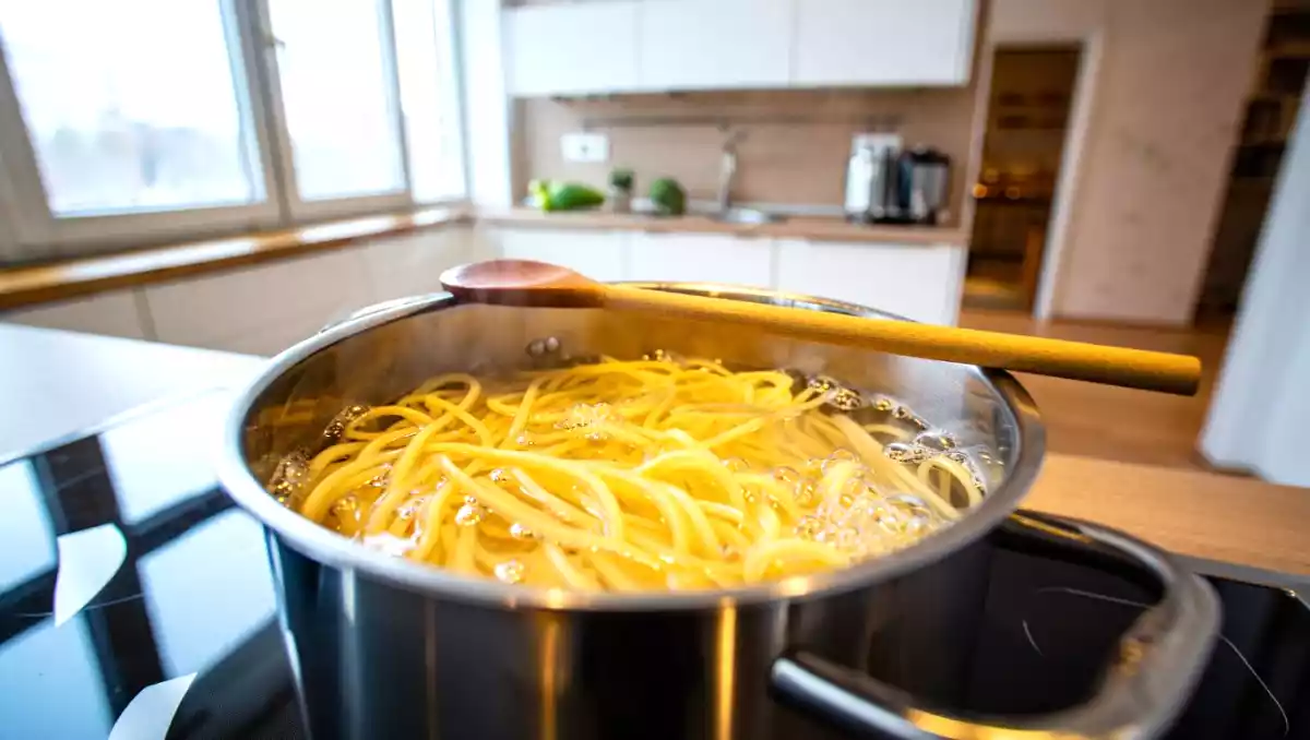 Varför det verkligen fungerar att lägga en träsked över pastakokaren