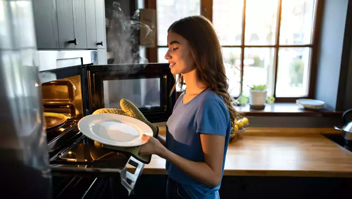 Hur använder man mikrovågsugnen för att halvera förberedelsetiden? Tips som kommer att förändra ditt sätt att laga mat varje dag