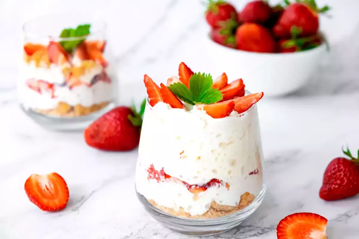 Denna jordgubbs-tiramisu ersätter mascarpone med en lättare men lika god ingrediens