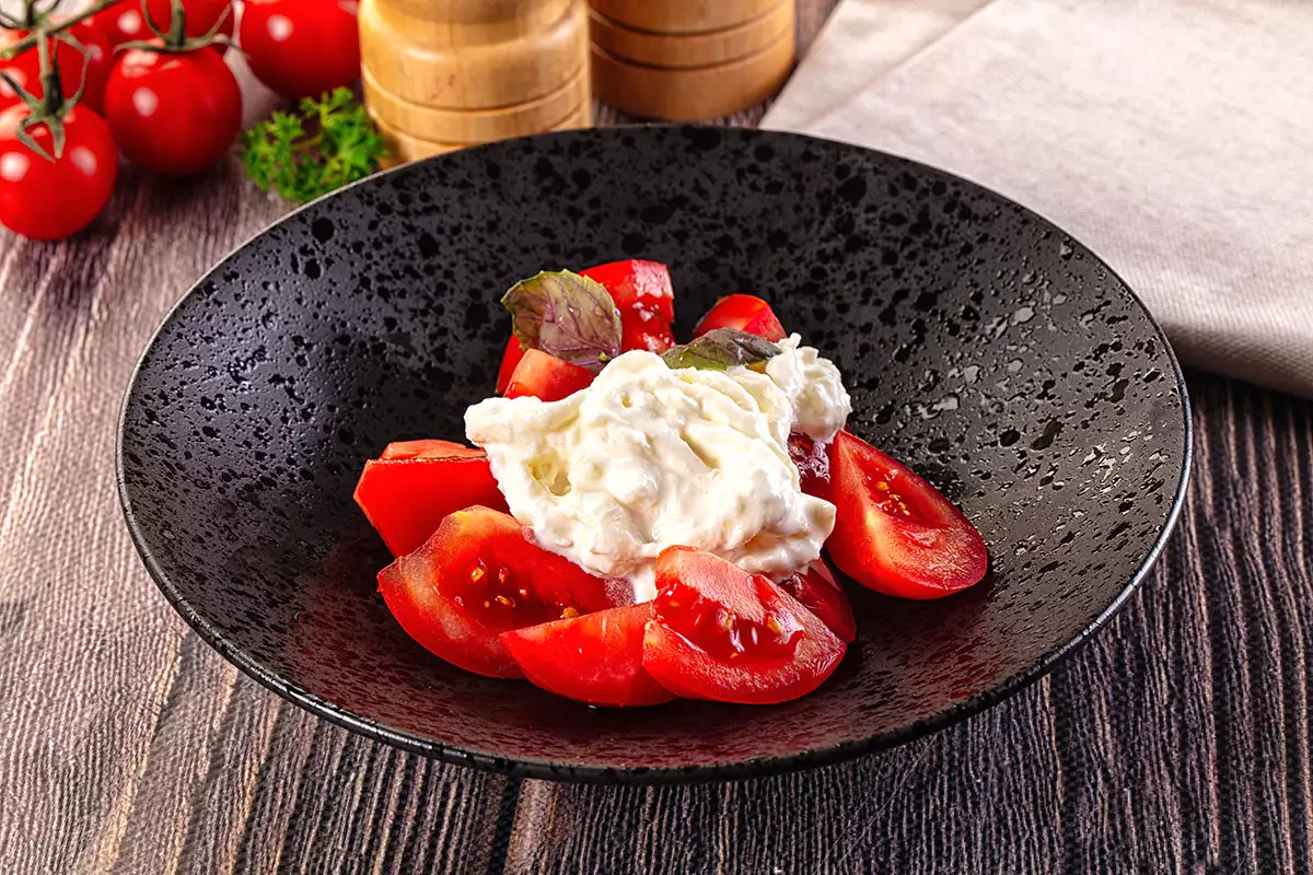 Ett sommarrecept klart på 5 minuter med bara en tomat