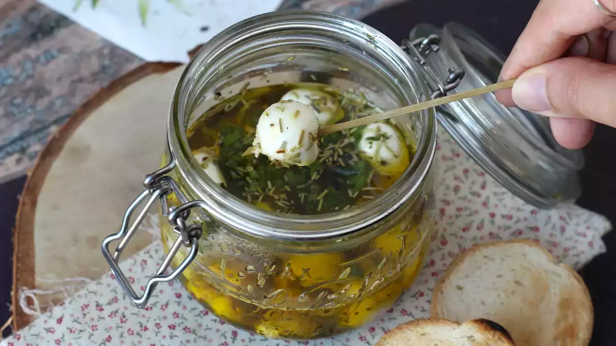 De här marinerade mozzarellabollarna är en ren njutning (och kommer att försvinna från bordet innan du hinner blinka)