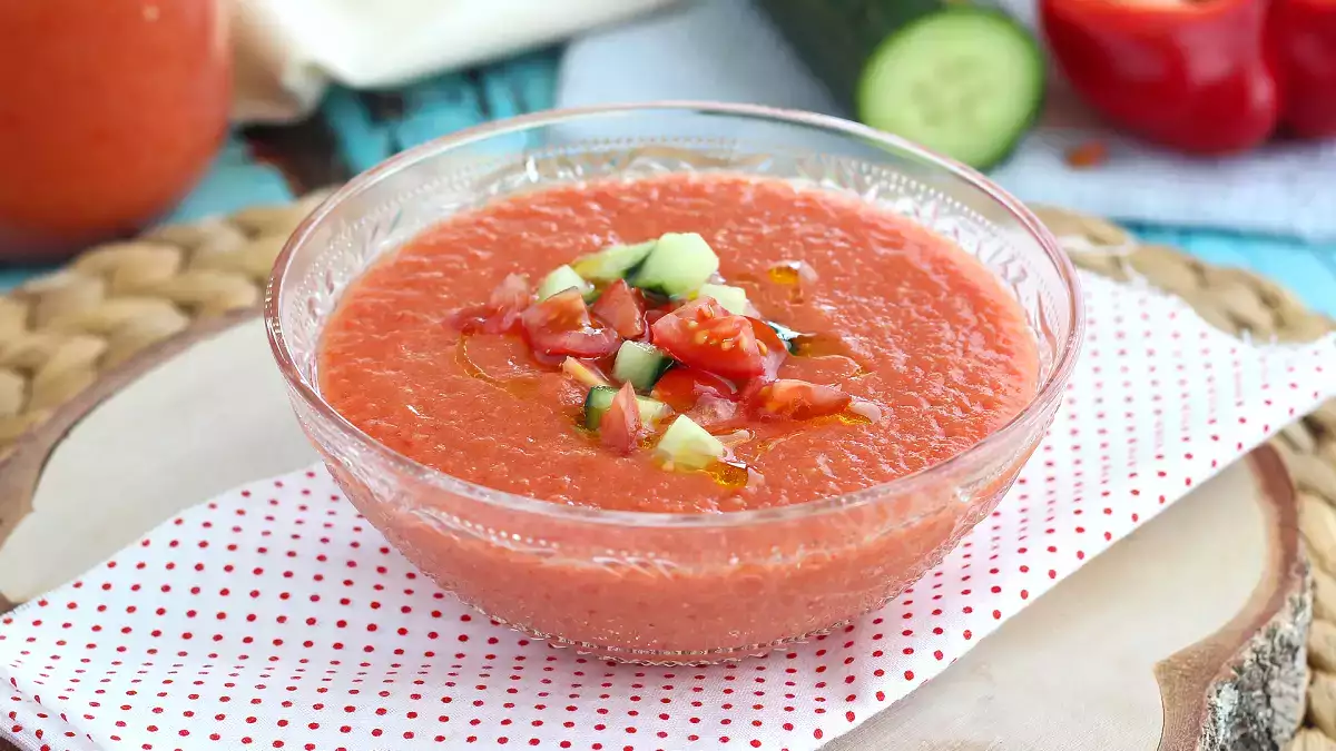 Om du har varit i Spanien har du säkert smakat det: här är hur man gör riktig gazpacho hemma på 10 minuter!