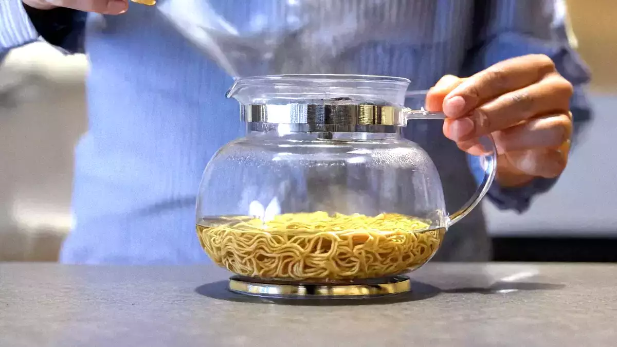 Det här tricket för att göra pasta i vattenkokaren fungerar verkligen (och du kommer att vilja prova det)