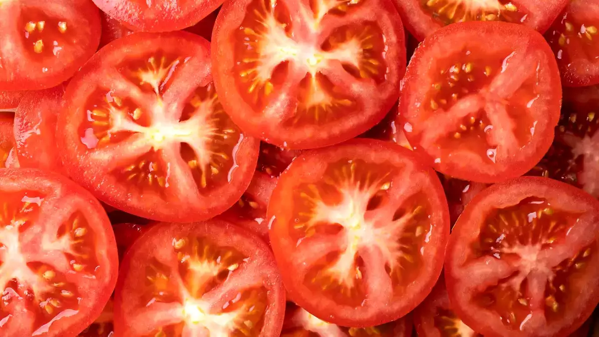 Vad ingen berättar för dig om att ta bort fröna från tomater