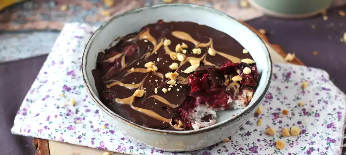Overnight oats med röd frukt och choklad: den hälsosamma frukosten du behöver direkt på morgonen