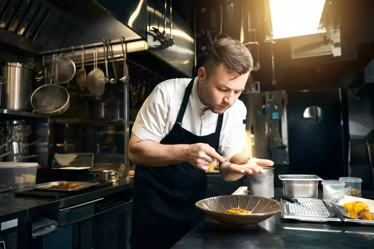 Kockar avslöjar vilka rätter de alltid undviker att beställa på restaurang