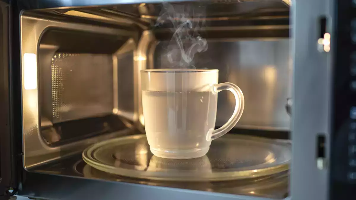 Varför det kan vara farligare än du tror att värma ett glas vatten i mikrovågsugnen