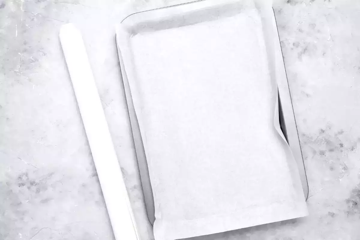 Varför kockar alltid lägger bakplåtspapper i botten på ugnen (och varför du borde göra detsamma)