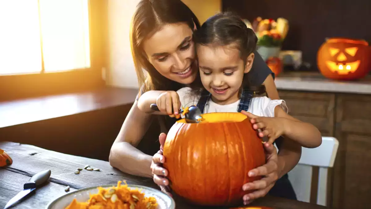 Så här täljer du en pumpa hemma och njuter av Halloween-ritualen utan skärsår eller skrämsel.