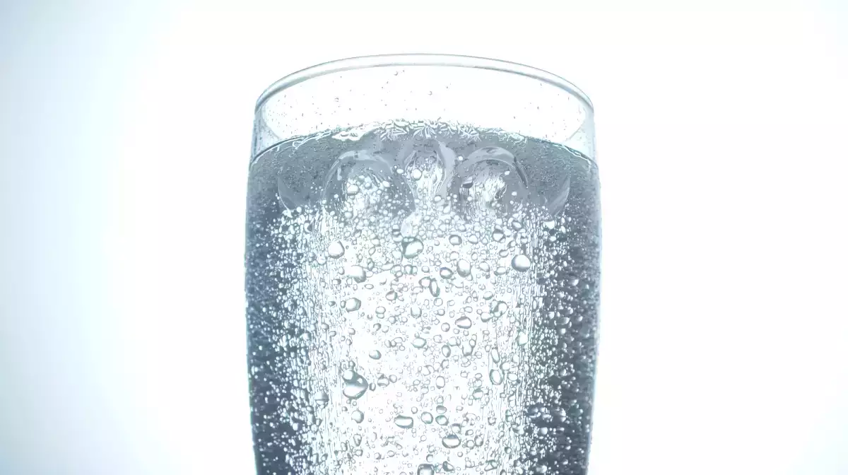 Det ser hälsosammare ut än en läsk, men kolsyrat vatten kan störa ditt matsmältningssystem om du ignorerar dessa detaljer...