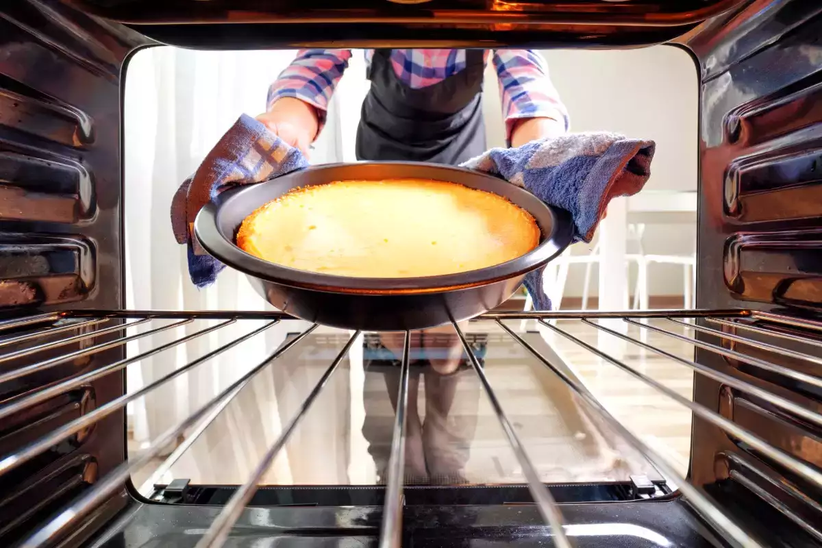 Gör aldrig detta misstag med din ugn när du bakar tårtor