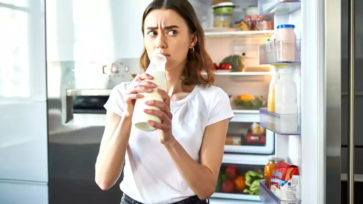 Dricka kall mjölk ur flaska: vanan som försvagar immunförsvaret