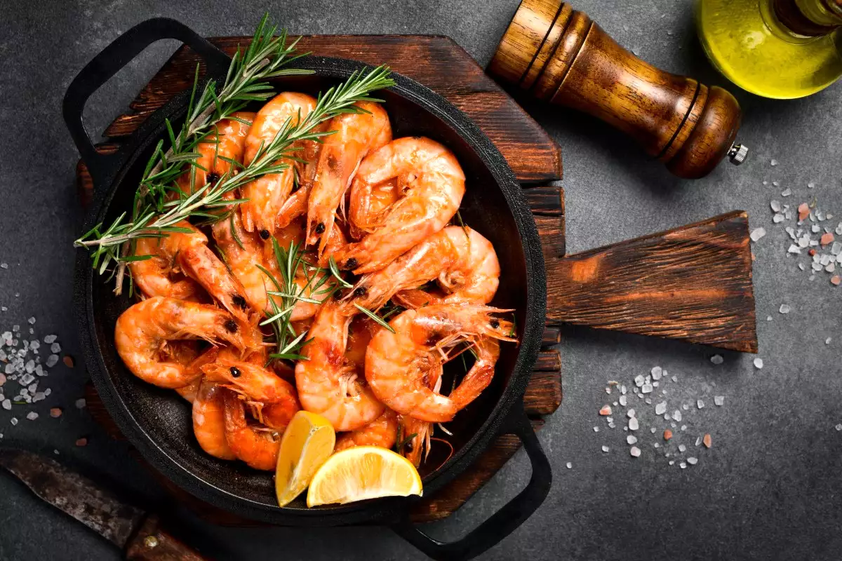 I sista minuten? Ingen panik: här är bästa sättet att snabbt tina räkor