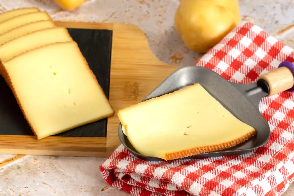 Tre gånger mindre kalorier än klassisk raclette: dietosten som låter dig njuta utan skuld